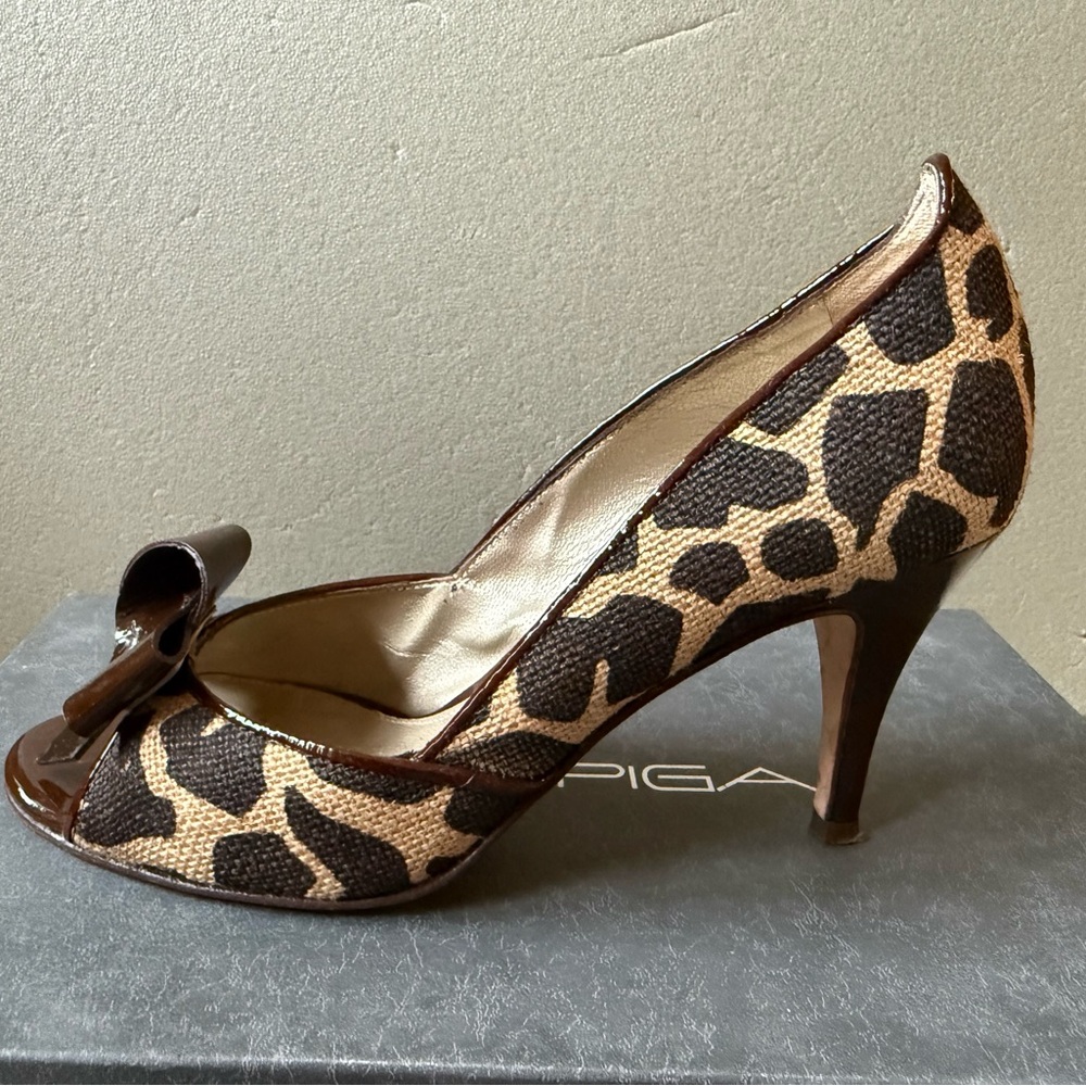 Via Spiga Italian Giraffe Print Brown Pumps Peep Toe Lacquer Modern Bow